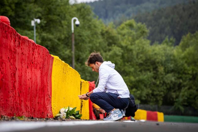 GASLY Pierre (fra), Scuderia AlphaTauri Honda AT02, portrait bringing flowers in the Raidillon in memory of Anthoine Hubert during the Formula 1 Belgium Grand Prix, 12th round of the 2021 FIA Formula One World Championship, WM, Weltmeisterschaft from August 27 to 29, 2021 on the Circuit de Spa-Francorchamps, in Stavelot, near LiÃ‹ge, Belgium FORMULE 1 : Grand prix de belgique - 26 08 2021 DPPI PANORAMIC 