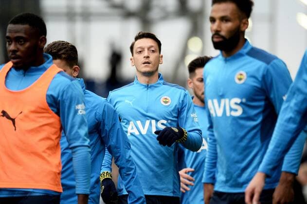 Sport Bilder des Tages Fußball, EL Playoff, HJK Helsinki - Fenerbahce Istanbul Mesut Özil (C) of Fenerbahce warms up before the football UEFA Europa League play-off match between HJK and Fenerbahce in Helsinki, Finland on August 26, 2021. Helsinki Finland LKFTVX20210826184052PWKP  Copyright: xMikkoxStigx