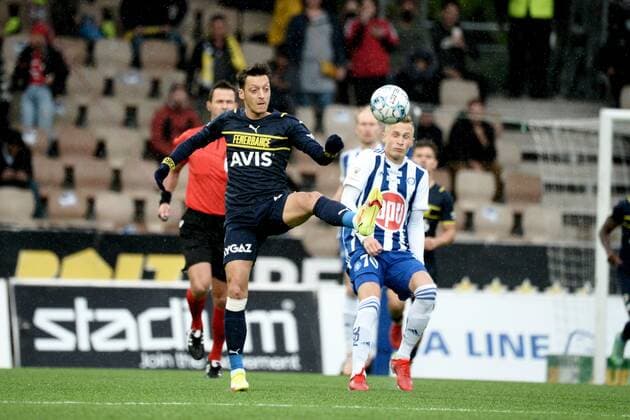 Fußball, EL Playoff, HJK Helsinki - Fenerbahce Istanbul Mesut Özil (L) of Fenerbahce and Santeri Hostikka of HJK during the football UEFA Europa League play-off match between HJK and Fenerbahce in Helsinki, Finland on August 26, 2021. Helsinki Finland LKFTVX20210826190629CEGH  Copyright: xMikkoxStigx
