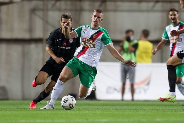 SOCCER - UEFA EL, Luhansk vs Rapid ZAPORIZHIA,UKRAINE,26.AUG.21 - SOCCER - UEFA Europa League play off, Zorya Luhansk vs SK Rapid Wien. Image shows Artem Gromov (Luhansk) and Srdjan Grahovac (Rapid).  GEPAxpictures xPhilippxBrem