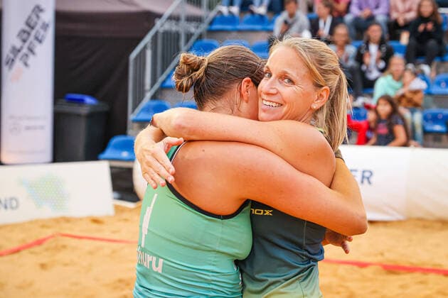 Bilder des Jahres 2021, Sport 08. August Sport Themen der Woche KW34 Sport Bilder des Tages Siegerinnen der Deutschen Meisterschaften im Beach-Tennis: PELSTER, Margarete (GER) und BIGLMAIER, Maraike (GER), Finale der Deutschen Meisterschaften (DTB) der Damen zwischen BIGLMAIER, Maraike (GER) PELSTER, Margarete (GER) vs. BOLSMANN, Sarah (GER) MEYER, Christin (GER), Saarlouis, Kleiner Markt, 26.08.2021, *** Winner of the German Beach Tennis Championships PELSTER, Margarete GER and BIGLMAIER, Maraike GER , Final of the German Womens Championships DTB between BIGLMAIER, Maraike GER PELSTER, Margarete GER vs BOLSMANN, Sarah GER MEYER, Christin GER , Saarlouis, Kleiner Markt, 26 08 2021,