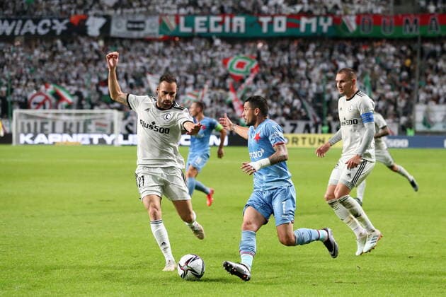 WARSZAWA 26.08.2021 REWANZOWY MECZ IV RUNDA ELIMINACYJNA LIGA EUROPY SEZON 2021 22: LEGIA WARSZAWA - SLAVIA PRAGA --- UEFA EUROPA LEAGUE QUALIFYING FOURTH ROUND SECOND MATCH: LEGIA WARSAW - SLAVIA PRAGUE RAFAEL LOPES NICOLAE STANCIU ARTUR JEDRZEJCZYK FOT. PIOTR KUCZA FOTOPYK NEWSPIX.PL --- Newspix.pl  210826PYK0014