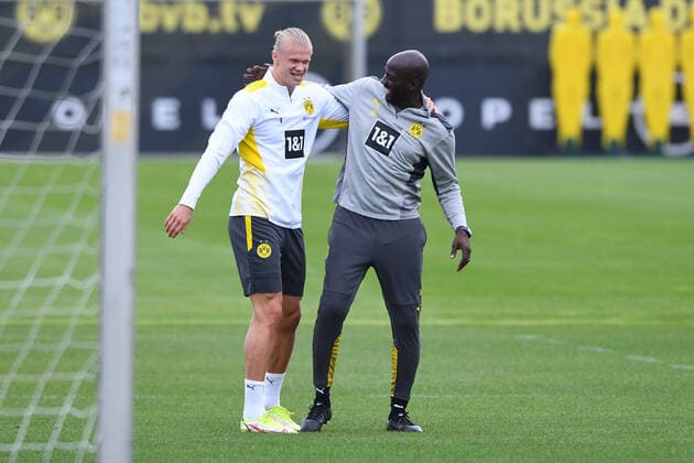 Fußball 1. Bundesliga Training Borussia Dortmund am 26.08.2021 auf dem Trainingsgelände in Dortmund-Brackel Erling Haaland ( Dortmund ), links - Otto Addo ( Talent Manager Dortmund ), rechts DFL regulations prohibit any use of photographs as image sequences and or quasi-video.
