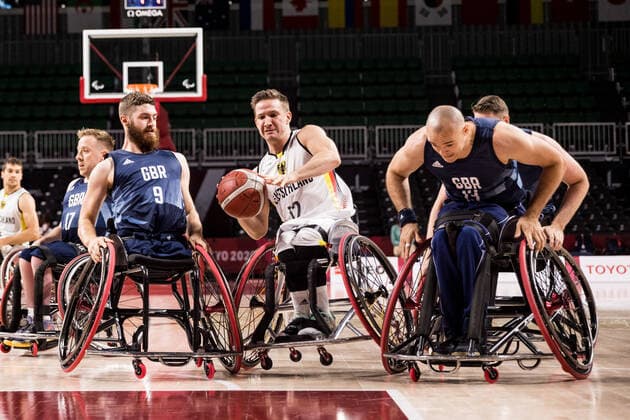 Tokyo 2020 Paralympic Games (Rollstuhlbasketball), 27.08.2021 TOKYO, JAPAN 27. August - Rollstuhlbasketball, Deutschland gegen Grossbritannien Herren, an Tag 3 der Tokyo 2020 Paralympic Games am 27.08.2021 im Musashino Forest Plaza in Tokyo Japan. Harrison Brown ( 9, Grossbritannien), Jens Albrecht ( 12, Deutschland), Ian Sagar ( 13, Grossbritannien) Copyright: xBEAUTIFULxSPORTS Wunderlx