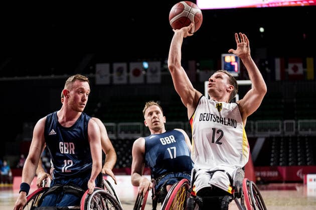 Tokyo 2020 Paralympic Games (Rollstuhlbasketball), 27.08.2021 TOKYO, JAPAN 27. August - Rollstuhlbasketball, Deutschland gegen Grossbritannien Herren, an Tag 3 der Tokyo 2020 Paralympic Games am 27.08.2021 im Musashino Forest Plaza in Tokyo Japan. Gregg Warburton ( 12, Grossbritannien), Jens Albrecht ( 12, Deutschland) Copyright: xBEAUTIFULxSPORTS Wunderlx