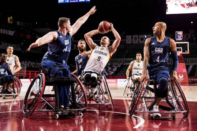 Tokyo 2020 Paralympic Games (Rollstuhlbasketball), 27.08.2021 TOKYO, JAPAN 27. August - Rollstuhlbasketball, Deutschland gegen Grossbritannien Herren, an Tag 3 der Tokyo 2020 Paralympic Games am 27.08.2021 im Musashino Forest Plaza in Tokyo Japan. Lee Manning ( 14, Grossbritannien), Andre Bienek ( 8, Deutschland), Ghazain Choudhry ( 4, Grossbritannien) Copyright: xBEAUTIFULxSPORTS Wunderlx