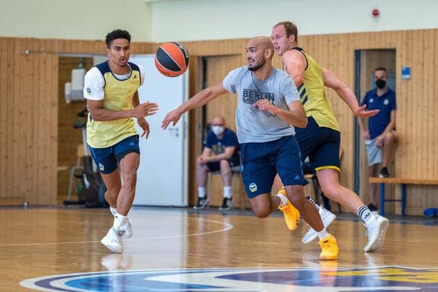 Basketball Berlin 26.08.2021 1. Bundesliga BBL Euroleague Saison 2021 2022 Training Stefan Peno (Alba Berlin, No.44) Maodo Lo (Alba Berlin, No.00) li. Luke Sikma (Alba Berlin, No.43) re.