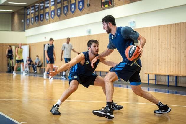 Basketball Berlin 26.08.2021 1. Bundesliga BBL Euroleague Saison 2021 2022 Training Tamir Blatt (Alba Berlin, No.45) verteidigt Javel Zoosman (Alba Berlin, No.50)