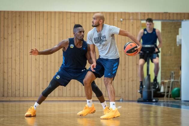 Basketball Berlin 26.08.2021 1. Bundesliga BBL Euroleague Saison 2021 2022 Training Stefan Peno (Alba Berlin, No.44) Jaleen Smith (Alba Berlin, No.03) li.