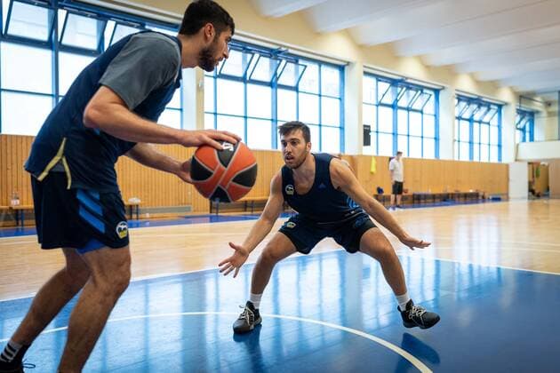 Basketball Berlin 26.08.2021 1. Bundesliga BBL Euroleague Saison 2021 2022 Training Tamir Blatt (Alba Berlin, No.45) verteidigt Javel Zoosman (Alba Berlin, No.50)