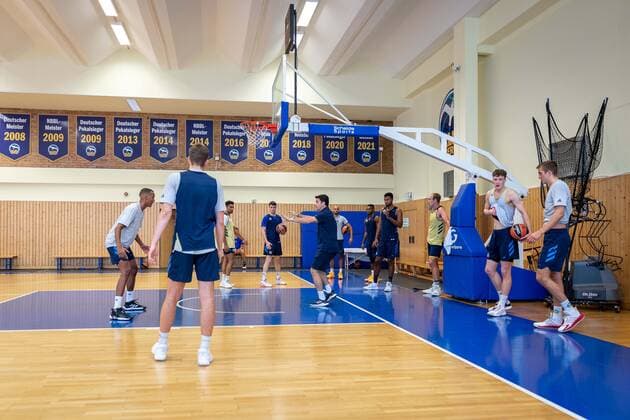 Basketball Berlin 26.08.2021 1. Bundesliga BBL Euroleague Saison 2021 2022 Training Israel Gonzalez (Alba Berlin, Trainer) Team