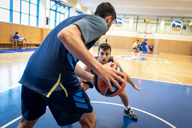 Basketball Berlin 26.08.2021 1. Bundesliga BBL Euroleague Saison 2021 2022 Training Tamir Blatt (Alba Berlin, No.45) verteidigt Javel Zoosman (Alba Berlin, No.50)
