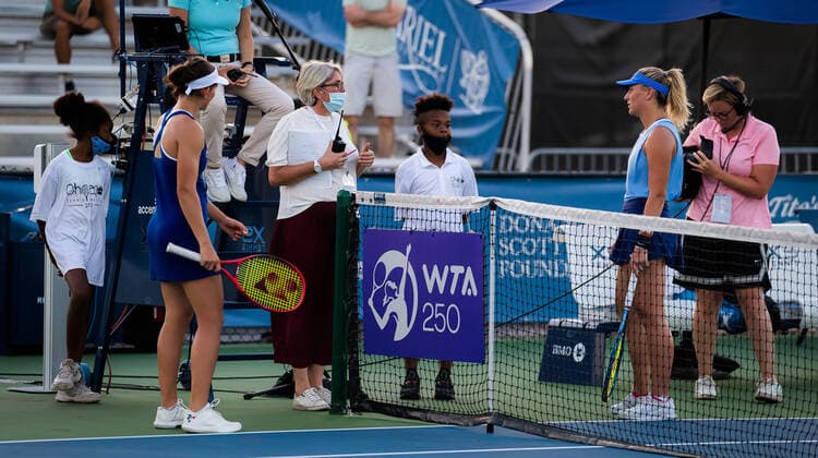 August 26, 2021, CHICAGO, UNITED STATES: Varvara Gracheva of Russia & Marta Kostyuk of Ukraine talk to WTA, Tennis Damen Supervisor Kerrilyn Cramer during the quarter-final of the 2021 WTA Chicago Womens Open WTA 250 tennis tournament CHICAGO UNITED STATES - ZUMAa181 20210826_zaa_a181_126 Copyright: xRobxPrangex
