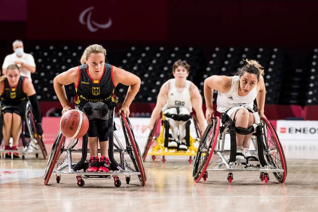 Tokyo 2020 Paralympic Games (Rollstuhlbasketball), 27.08.2021 TOKYO, JAPAN 27. August - Rollstuhlbasketball, Grossbritannien gegen Deutschland Damen, an Tag 3 der Tokyo 2020 Paralympic Games am 27.08.2021 im Musashino Forest Plaza in Tokyo Japan. Svenja Mayer ( 13, Deutschland), Charlotte Moore ( 4, Grossbritannien) Copyright: xBEAUTIFULxSPORTS Wunderlx