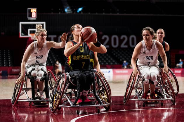 Tokyo 2020 Paralympic Games (Rollstuhlbasketball), 27.08.2021 TOKYO, JAPAN 27. August - Rollstuhlbasketball, Grossbritannien gegen Deutschland Damen, an Tag 3 der Tokyo 2020 Paralympic Games am 27.08.2021 im Musashino Forest Plaza in Tokyo Japan. Robyn Love ( 15, Grossbritannien), Anne Patzwald ( 7, Deutschland), Helen Freeman ( 7, Grossbritannien) Copyright: xBEAUTIFULxSPORTS Wunderlx
