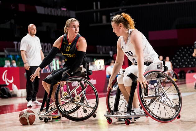 Tokyo 2020 Paralympic Games (Rollstuhlbasketball), 27.08.2021 TOKYO, JAPAN 27. August - Rollstuhlbasketball, Grossbritannien gegen Deutschland Damen, an Tag 3 der Tokyo 2020 Paralympic Games am 27.08.2021 im Musashino Forest Plaza in Tokyo Japan. Mareike Miller ( 4, Deutschland), Lucy Robinson ( 12, Grossbritannien) Copyright: xBEAUTIFULxSPORTS Wunderlx