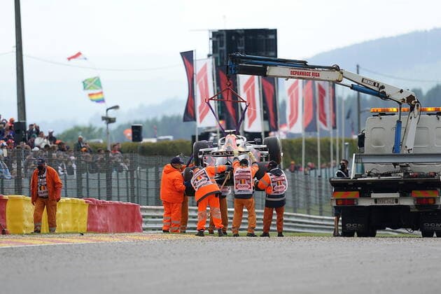 FORMULA 1 ROLEX BELGIAN GRAND PRIX 2021 27.08.2021, Circuit de Spa-Francorchamps, Spa-Franchorchamps, FORMULA 1 ROLEX BELGIAN GRAND PRIX 2021 , im Bild Unfall von Max Verstappen (NEL 33), Red Bull Racing Honda, das Auto wird abgeschleppt.
