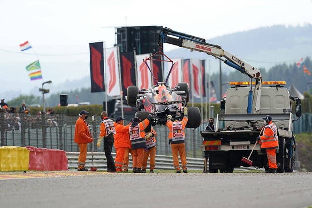 FORMULA 1 ROLEX BELGIAN GRAND PRIX 2021 27.08.2021, Circuit de Spa-Francorchamps, Spa-Franchorchamps, FORMULA 1 ROLEX BELGIAN GRAND PRIX 2021 , im Bild Unfall von Max Verstappen (NEL 33), Red Bull Racing Honda, das Auto wird abgeschleppt.