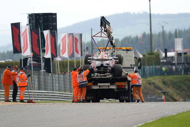 FORMULA 1 ROLEX BELGIAN GRAND PRIX 2021 27.08.2021, Circuit de Spa-Francorchamps, Spa-Franchorchamps, FORMULA 1 ROLEX BELGIAN GRAND PRIX 2021 , im Bild Unfall von Max Verstappen (NEL 33), Red Bull Racing Honda, das Auto wird abgeschleppt.