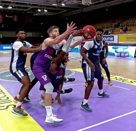 GSD zje123 BBL easyCredit Basketball Testspiel BG Göttingen - Eisbären Bremerhaven Göttingens Mathis Mönninghoff und James Dickey (am Ball) gegen Bremerhavens Armani Moore