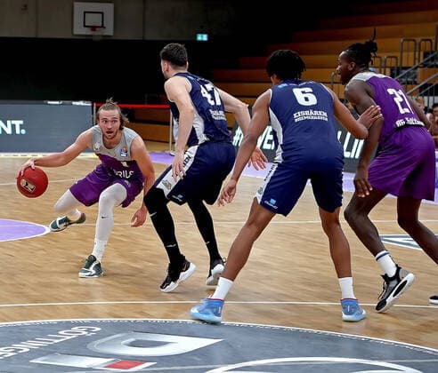 GSD zje123 BBL easyCredit Basketball Testspiel BG Göttingen - Eisbären Bremerhaven Göttingens Jake Toolson (am Ball) gegen Bremerhavens Robert Drijencic