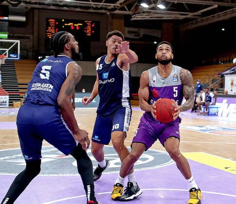 GSD zje123 BBL easyCredit Basketball Testspiel BG Göttingen - Eisbären Bremerhaven Göttingens Jeffrey Roberson (am Ball) gegen Bremerhavens Qidar Davis (links)