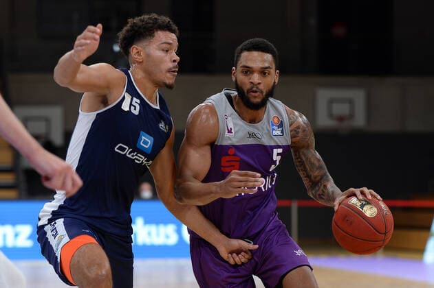 BG Göttingen - Eisbären Bremerhaven 28.08.2021, Basketball-Bundesliga, Saison 2021 2022, Vorbereitung, BG Göttingen - Eisbären Bremerhaven. Göttingens Jeff Roberson (r) spielt gegen Bremerhavens Jarelle Reischel. Göttingen Niedersachsen Deutschland