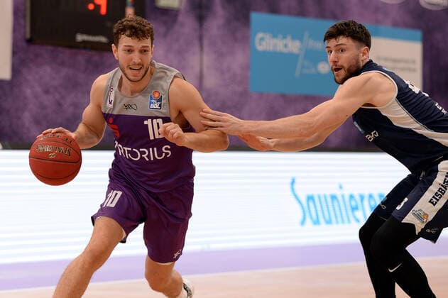 BG Göttingen - Eisbären Bremerhaven 28.08.2021, Basketball-Bundesliga, Saison 2021 2022, Vorbereitung, BG Göttingen - Eisbären Bremerhaven. Göttingens Haris Hujic (l) spielt gegen Bremerhavens Robert Drijencic. Göttingen Niedersachsen Deutschland