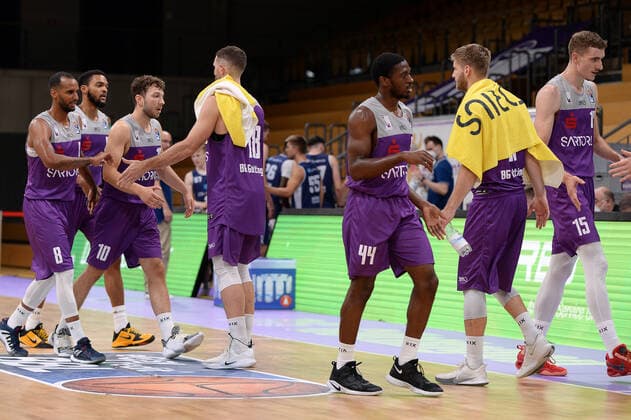 BG Göttingen - Eisbären Bremerhaven 28.08.2021, Basketball-Bundesliga, Saison 2021 2022, Vorbereitung, BG Göttingen - Eisbären Bremerhaven. Göttingens Spieler klatschen ab. Göttingen Niedersachsen Deutschland