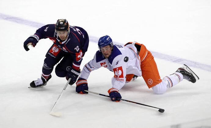 Bilder des Jahres 2021, Sport 08. August Sport Themen der Woche KW34 Sport Bilder des Tages Kevin Clark, Mikael Seppala Aktion Spielszene Zweikampf Eishockey CHL Champions Hockey League Saison 2021 2022 27.08.2021 EHC Eisbären Berlin EBB vs. Tappara Tampere *** Kevin Clark, Mikael Seppala action game scene duel sport ice hockey CHL Champions Hockey League season 2021 2022 27 08 2021 EHC Eisbären Berlin EBB vs Tappara Tampere