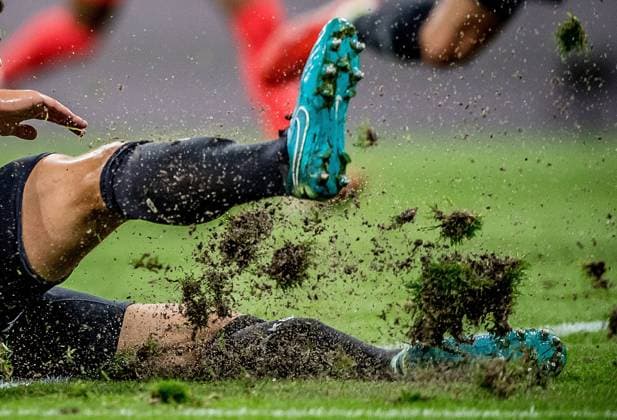 Leipzigs Tyler Adams (weiss) gegen Stuttgarts Marc-Oliver Kempf. Fussball 1. Bundesliga, 2. Spieltag: RB Leipzig - VfB Stuttgart 4:0. 20. August 2021: Leipzig, Red Bull Arena. RB Leipzig - VfB Stuttgart 4:0