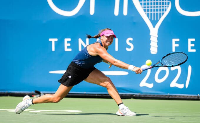 August 27, 2021, CHICAGO, UNITED STATES: Rebecca Peterson of Sweden in action during the semi-final of the 2021 WTA, Tennis Damen Chicago Womens Open WTA 250 tennis tournament against Elina Svitolina of the Ukraine CHICAGO UNITED STATES - ZUMAa181 20210827_zaa_a181_027 Copyright: xRobxPrangex