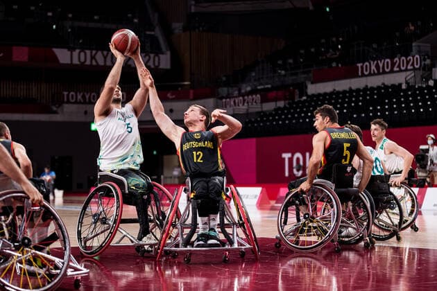 Tokyo 2020 Paralympic Games (Rollstuhlbasketball), 28.08.2021 TOKYO, JAPAN 28. August - Rollstuhlbasketball, Australien gegen Deutschland Herren, an Tag 4 der Tokyo 2020 Paralympic Games am 28.08.2021 in der Ariake Arena in Tokyo Japan. Bill Latham ( 5, Australien), Jens Albrecht ( 12, Deutschland) Copyright: xBEAUTIFULxSPORTS Wunderlx