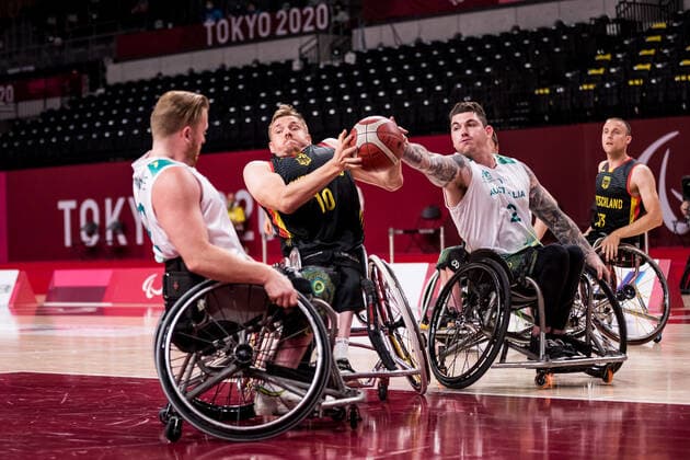 Tokyo 2020 Paralympic Games (Rollstuhlbasketball), 28.08.2021 TOKYO, JAPAN 28. August - Rollstuhlbasketball, Australien gegen Deutschland Herren, an Tag 4 der Tokyo 2020 Paralympic Games am 28.08.2021 in der Ariake Arena in Tokyo Japan. Matt McShane ( 12, Australien), Jan Haller ( 10, Deutschland), Jeremy Tyndall ( 2, Australien) Copyright: xBEAUTIFULxSPORTS Wunderlx