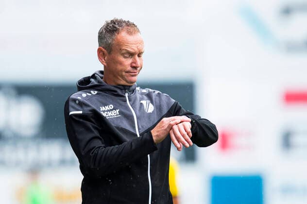 Fußball, Trainerhistorie SV Rödinghausen von 2014 bis heute 28.08.2021 - Fußball, 2021 2022, Regionalliga West, 4. Spieltag, SV Rödinghausen - VfB Homberg: Robert Roelofsen (Interimstrainer - Rödinghausen) schaut auf seine Uhr Rödinghausen Nordrhein-Westfalen Deutschland Häcker Wiehenstadion