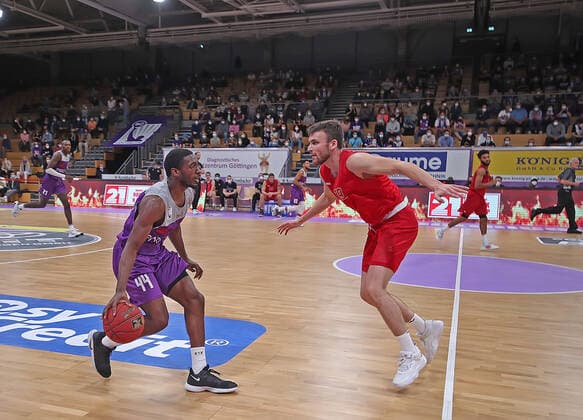 GSD zje123 Easy Credit Basketball BBL BG Göttingen - Paderborn Göttingens Spielstätte S-Arena das erste mal mit fast 1000 Zuschauern Corona Konform Göttingens Kamar Baldwin (am Ball) gegen Paderborns Johannes Konradt
