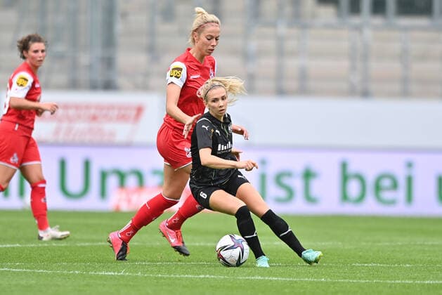 Elisa Senss (SGS, 6) stoppt den Ball im Mittelfeld vor Sharon Beck (1.FC Koeln, 10), 8 28 2021, Essen (Deutschland), Fussball, Flyeralarm Frauen-Bundesliga, SGS Essen - 1.FC Koeln, DFB DFL REGULATIONS PROHIBIT ANY USE OF PHOTOGRAPHS AS IMAGE SEQUENCES AND OR QUASI-VIDEO.