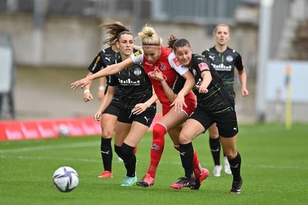 Zweikampf, Spielszene, Duell, duel, tackle, tackling, Dynamik, Action, Sharon Beck (1.FC Koeln, 10) Katharina Piljic (SGS, 27), 8 28 2021, Essen (Deutschland), Fussball, Flyeralarm Frauen-Bundesliga, SGS Essen - 1.FC Koeln, DFB DFL REGULATIONS PROHIBIT ANY USE OF PHOTOGRAPHS AS IMAGE SEQUENCES AND OR QUASI-VIDEO.