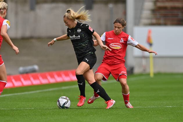 Zweikampf, Spielszene, Duell, duel, tackle, tackling, Dynamik, Action, Jill Bayings (Jill Baijings, SGS, 21) Alicia Gudorf (1.FC Koeln, 12), 8 28 2021, Essen (Deutschland), Fussball, Flyeralarm Frauen-Bundesliga, SGS Essen - 1.FC Koeln, DFB DFL REGULATIONS PROHIBIT ANY USE OF PHOTOGRAPHS AS IMAGE SEQUENCES AND OR QUASI-VIDEO.