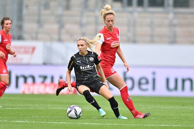 Elisa Senss (SGS, 6) stoppt den Ball im Mittelfeld vor Sharon Beck (1.FC Koeln, 10), 8 28 2021, Essen (Deutschland), Fussball, Flyeralarm Frauen-Bundesliga, SGS Essen - 1.FC Koeln, DFB DFL REGULATIONS PROHIBIT ANY USE OF PHOTOGRAPHS AS IMAGE SEQUENCES AND OR QUASI-VIDEO.