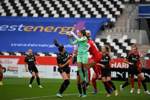 Sophia Winkler (Torhueterin, SGS, 12) faengt den Ball sicher, 8 28 2021, Essen (Deutschland), Fussball, Flyeralarm Frauen-Bundesliga, SGS Essen - 1.FC Koeln, DFB DFL REGULATIONS PROHIBIT ANY USE OF PHOTOGRAPHS AS IMAGE SEQUENCES AND OR QUASI-VIDEO.