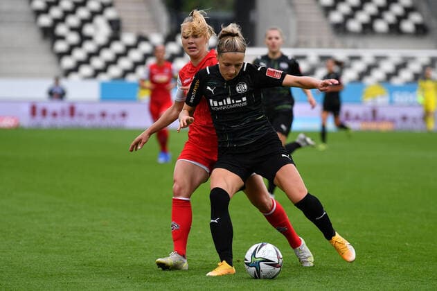 Zweikampf, Spielszene, Duell, duel, tackle, tackling, Dynamik, Action, Weronika Zawistowska (1.FC Koeln, 24) Nina Raecke (SGS, 4), 8 28 2021, Essen (Deutschland), Fussball, Flyeralarm Frauen-Bundesliga, SGS Essen - 1.FC Koeln, DFB DFL REGULATIONS PROHIBIT ANY USE OF PHOTOGRAPHS AS IMAGE SEQUENCES AND OR QUASI-VIDEO.
