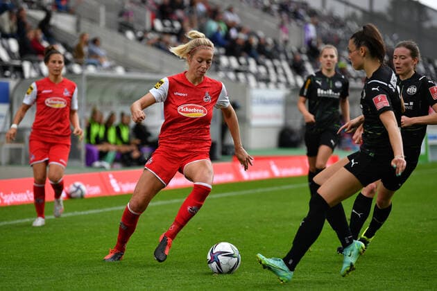 Sharon Beck (1.FC Koeln, 10) zieht nach Innen, 8 28 2021, Essen (Deutschland), Fussball, Flyeralarm Frauen-Bundesliga, SGS Essen - 1.FC Koeln, DFB DFL REGULATIONS PROHIBIT ANY USE OF PHOTOGRAPHS AS IMAGE SEQUENCES AND OR QUASI-VIDEO.
