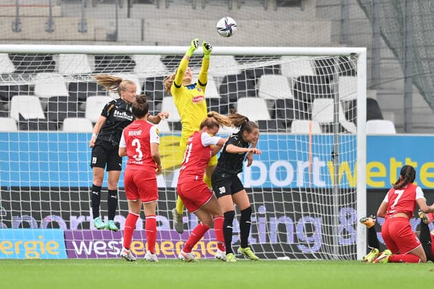 Manon Klett (Torhueterin, 1.FC Koeln, 1) boxt den Ball raus, 8 28 2021, Essen (Deutschland), Fussball, Flyeralarm Frauen-Bundesliga, SGS Essen - 1.FC Koeln, DFB DFL REGULATIONS PROHIBIT ANY USE OF PHOTOGRAPHS AS IMAGE SEQUENCES AND OR QUASI-VIDEO.