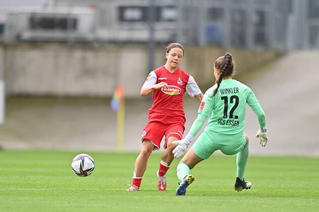 Alicia Gudorf (1.FC Koeln, 12) ueberlaeuft Sophia Winkler (Torhueterin, SGS, 12) im Mittelfeld, 8 28 2021, Essen (Deutschland), Fussball, Flyeralarm Frauen-Bundesliga, SGS Essen - 1.FC Koeln, DFB DFL REGULATIONS PROHIBIT ANY USE OF PHOTOGRAPHS AS IMAGE SEQUENCES AND OR QUASI-VIDEO.