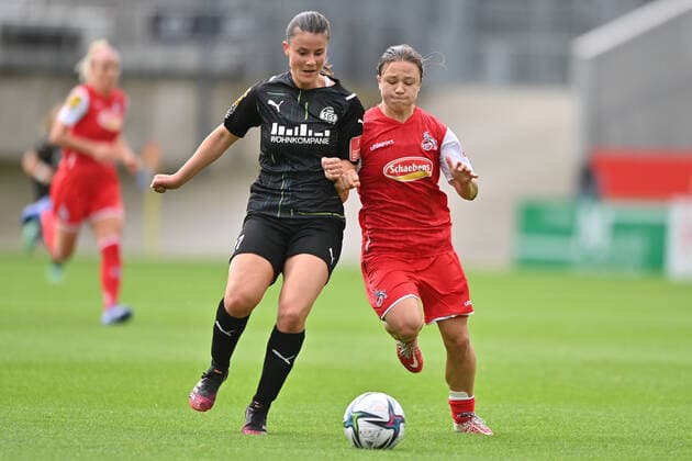 Zweikampf, Spielszene, Duell, duel, tackle, tackling, Dynamik, Action, Katharina Piljic (SGS, 27) klaert vor Alicia Gudorf (1.FC Koeln, 12), 8 28 2021, Essen (Deutschland), Fussball, Flyeralarm Frauen-Bundesliga, SGS Essen - 1.FC Koeln, DFB DFL REGULATIONS PROHIBIT ANY USE OF PHOTOGRAPHS AS IMAGE SEQUENCES AND OR QUASI-VIDEO.