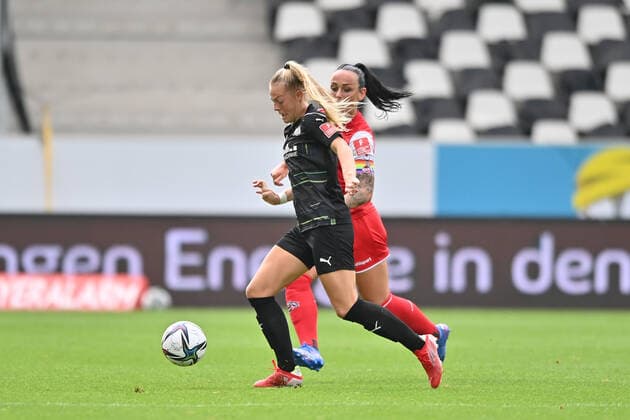 Jill Bayings (Jill Baijings, SGS, 21) im Duell mit Peggy Kuznik (1.FC Koeln, 21), 8 28 2021, Essen (Deutschland), Fussball, Flyeralarm Frauen-Bundesliga, SGS Essen - 1.FC Koeln, DFB DFL REGULATIONS PROHIBIT ANY USE OF PHOTOGRAPHS AS IMAGE SEQUENCES AND OR QUASI-VIDEO.
