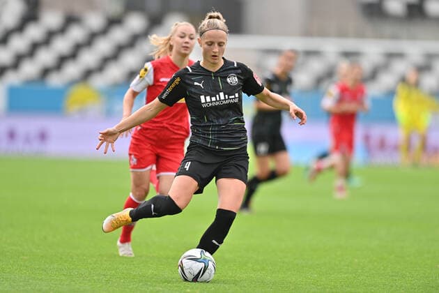 Nina Raecke (SGS, 4) klaert den Ball, 8 28 2021, Essen (Deutschland), Fussball, Flyeralarm Frauen-Bundesliga, SGS Essen - 1.FC Koeln, DFB DFL REGULATIONS PROHIBIT ANY USE OF PHOTOGRAPHS AS IMAGE SEQUENCES AND OR QUASI-VIDEO.