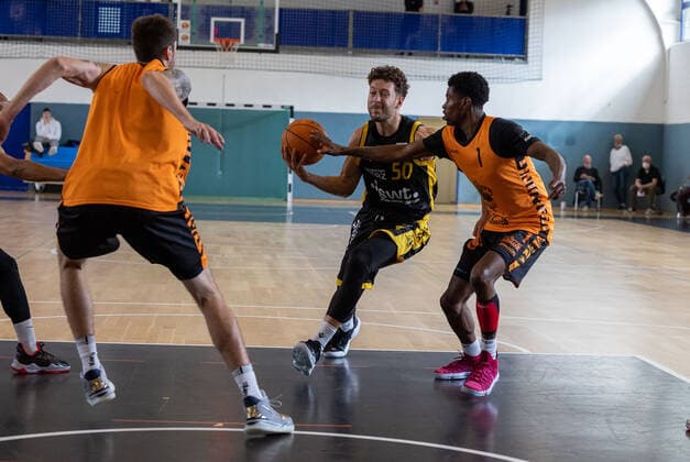Joanic Gruettner Bacoul (Tigers Tuebingen, 50), Lamonte Bearden (Wiha Panthers Schwenningen, 1)¨¨Tigers Tuebingen vs. WIHA Panthers Schwenningen, 2. Basketball, Bundesliga, Pro A, Barmer 2 Basketball, Testspiel, Spielzeit 2021 2022, 28.08.2021, ¨¨ Tigers Tuebingen - WIHA Panthers Schwenningen, 2. Basketball, 2. Bundesliga, Barmer 2 Basketball, Testspiel, Spielzeit 2021 2022, 28.08.2021 Tuebingen Copyright: xDennisxDuddek xEibnerxPressefotox EP_DDK