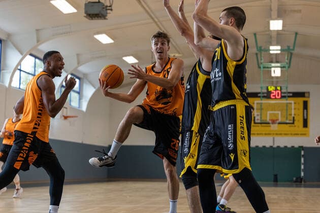 Lennard Larysz (Wiha Panthers Schwenningen, 26) ¨¨Tigers Tuebingen vs. WIHA Panthers Schwenningen, 2. Basketball, Bundesliga, Pro A, Barmer 2 Basketball, Testspiel, Spielzeit 2021 2022, 28.08.2021, ¨¨ Tigers Tuebingen - WIHA Panthers Schwenningen, 2. Basketball, 2. Bundesliga, Barmer 2 Basketball, Testspiel, Spielzeit 2021 2022, 28.08.2021 Tuebingen Copyright: xDennisxDuddek xEibnerxPressefotox EP_DDK